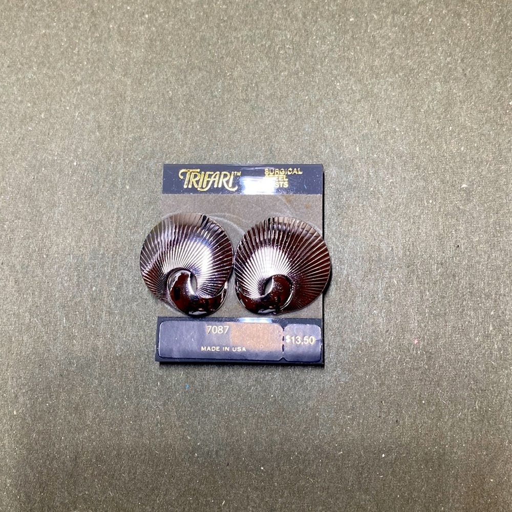 Silver Seashell style Earrings - pierced